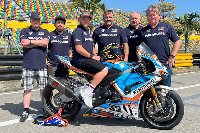 Das Team von Penz13 mit ihrem Fahrer Sheridan Morais hatten Zeit für ein Foto