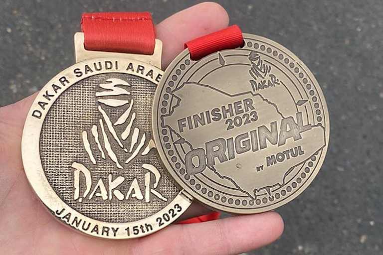 Nicht ohne Stolz präsentiert Hillier seine Finisher-Medaille bei der Rallye Dakar