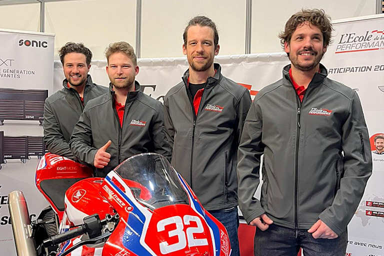 Clement Stoll (2. von links) neben seinen Teamkollegen bei #32 École de la Performance Endurance