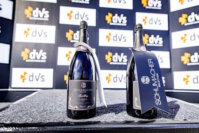  Mit dem «Schumacher Selection» Schaumwein feiern die Piloten auf dem Siegerpodest