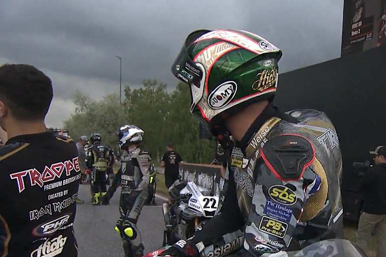 Auch Peter Hickman hat die Regenfront im Blick