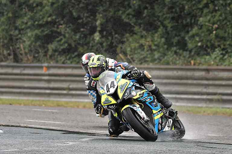 Bis knapp vor Ende des ersten Rennens lag Johannes Schwimmbeck vor Patrick Hoff (verdeckt)