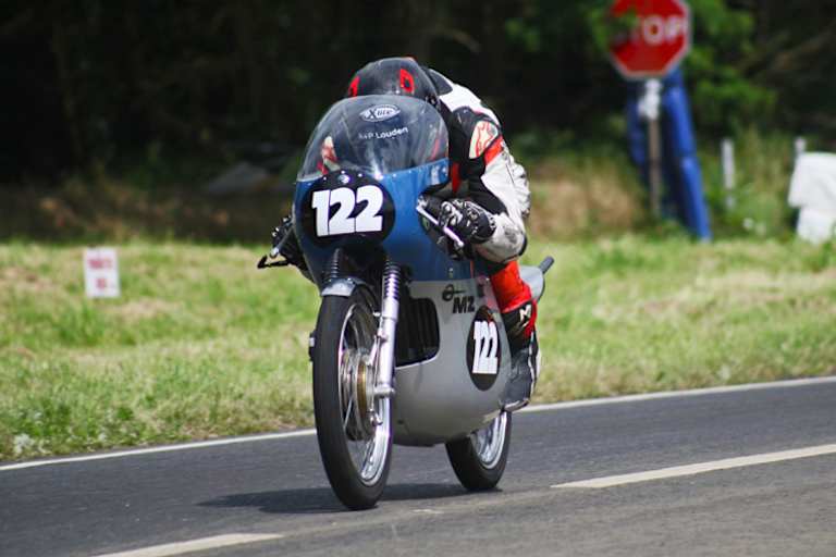 Chris Meyer gibt seiner MZ 125 die Sporen