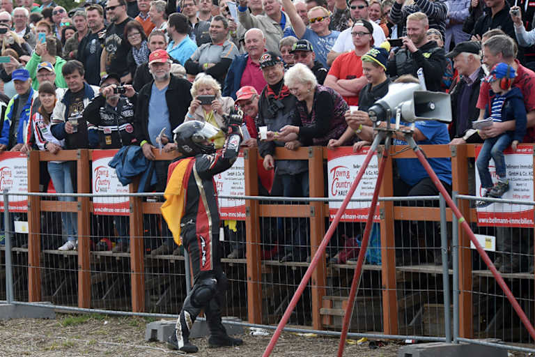 Publikumsliebling und Lokalmatador Didier Grams beim Bad in der Menge