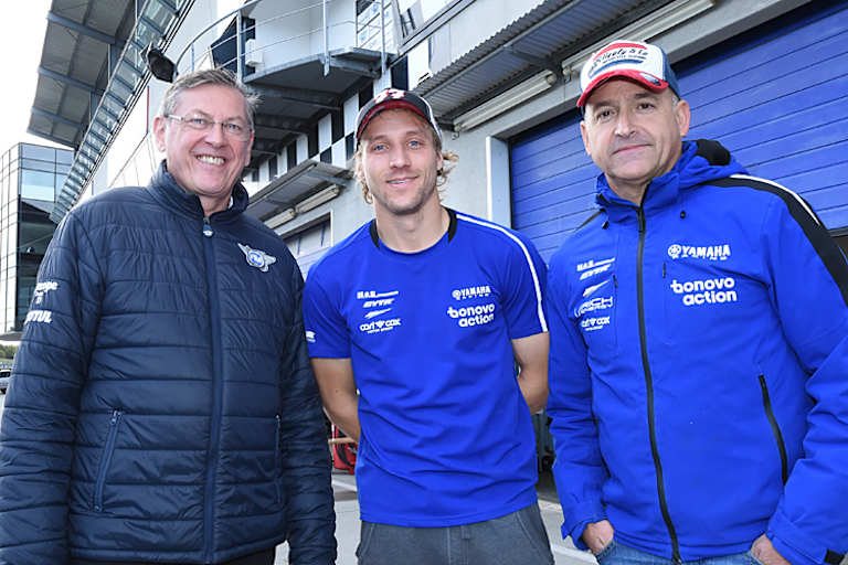 Tim Reeves mit Beifahrer Mark Wilkes und dem FIM-Techniker Bernd Schenkhut (vrnl.)