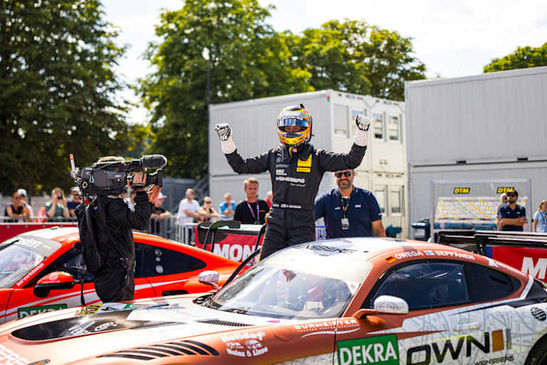  Kurioses Bild nach dem ersten Saisonsieg in Nürnberg: Nach einem technischen Defekt an der Fahrertür musste Seppänen das Fahrzeug über die Beifahrertür verlassen