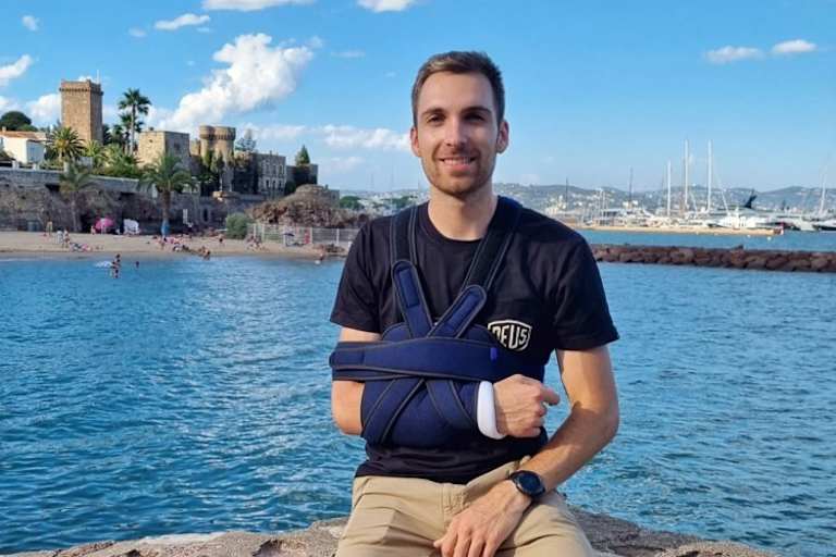 Chris Ponsson trägt seine Armschlinge im schönen Monaco