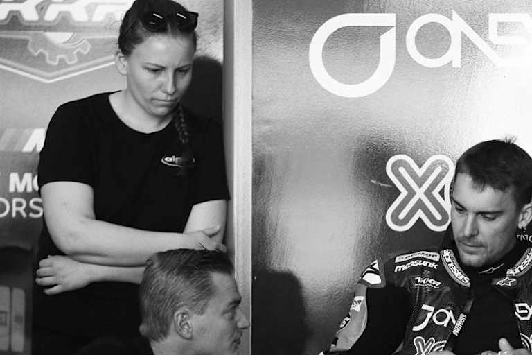 Markus Reiterberger mit seiner Fahrwerkstechnikerin Anne (re.)