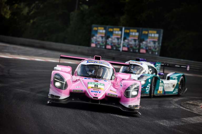 Gustavo Kiryla und Oscar Tunjo kämpften in der zweiten Rennhälfte hart um den Sieg, ehe sie wenige Augenblicke vor Rennende im Schöller-S kollidierten, sich von der Strecke drehten und die Führung an Laurents Hörr weitergaben