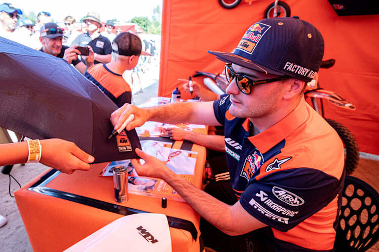 Herlings gab in Lommel fleißig Autogramme