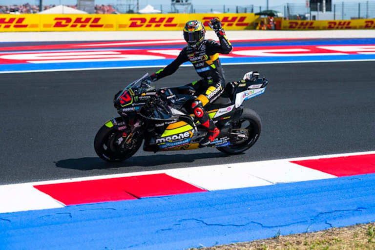 Marco Bezzecchi winkt dem Heim-Publikum