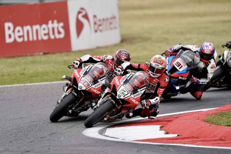 Glenn Irwin und Tommy Bridewell vor Leon Haslam