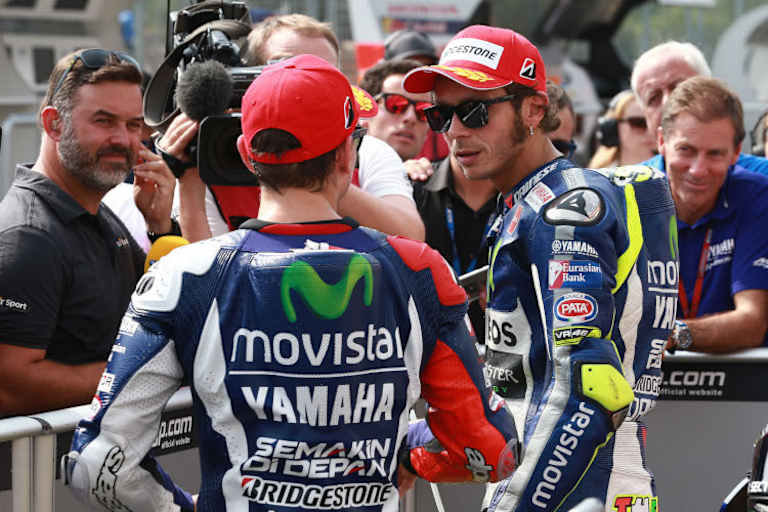 Jorge Lorenzo und Valentino Rossi 2015 im Parc Fermé