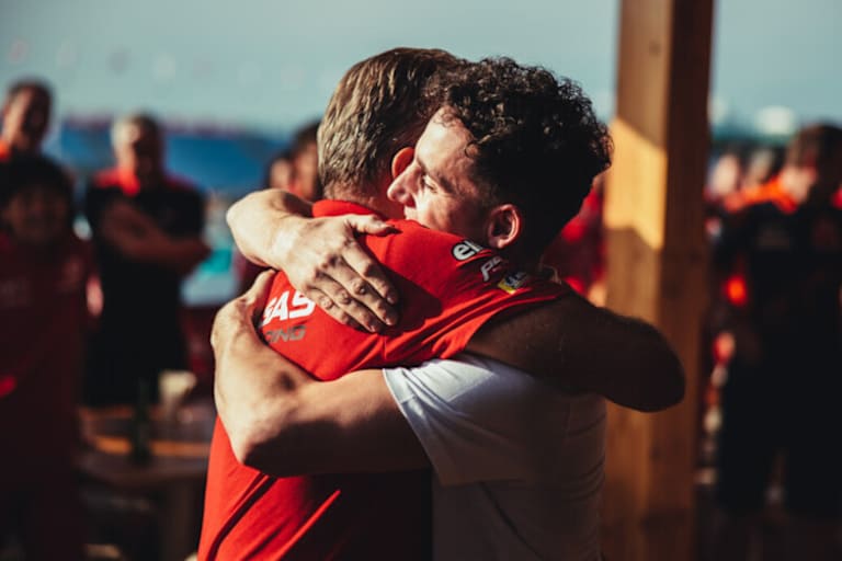 Ein Umarmung zur Begrüßung: Hervé Poncharal und Pol Espargaró