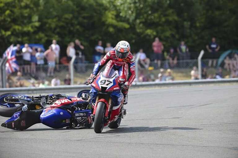 Xavi Vierge hatte beim Sturz von Tarran Mackenzie (Yamaha) Glück