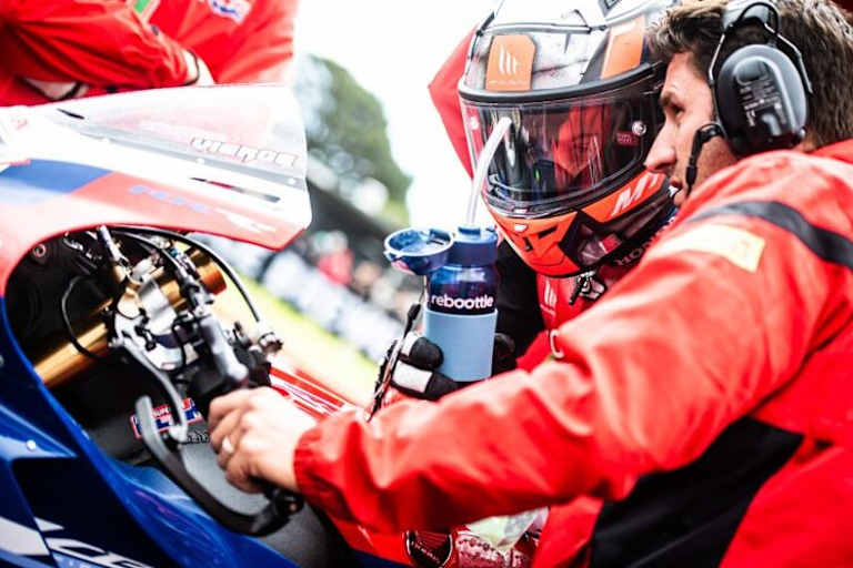 Für Vierge und Nagashima war ein Reifenwechsel im Superbike-Rennen Neuland