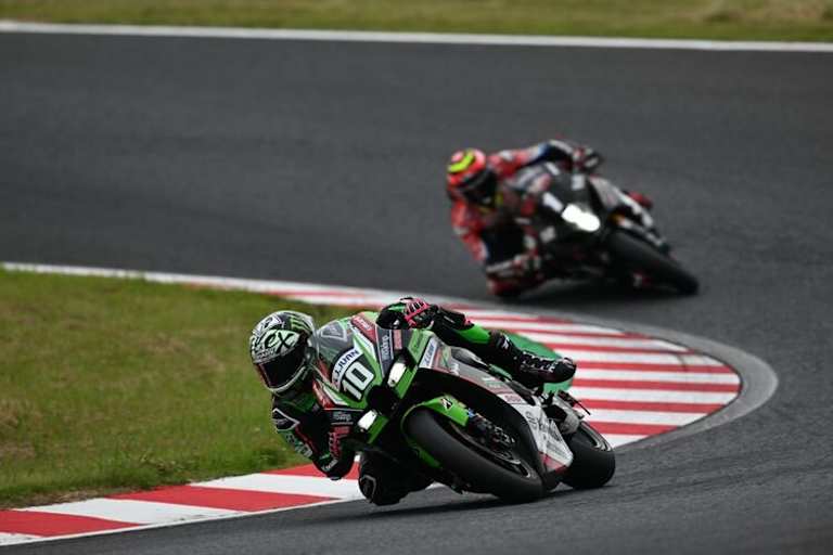 Alex Lowes (Kawasaki) vor Gregg Black (Suzuki)