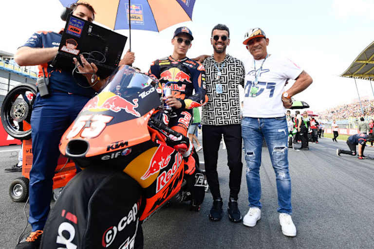 Deniz Öncü mit Kenan Sofuoglu und seinen Vater im Grid von Assen