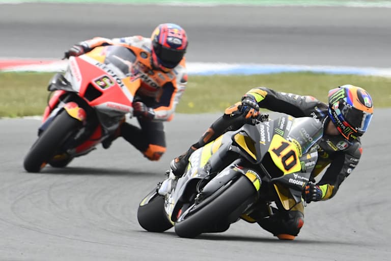 Luca Marini vor Stefan Bradl (Honda)