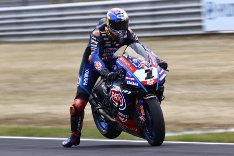 Toprak Razgatlioglu mit dem Hinterrad in der Luft