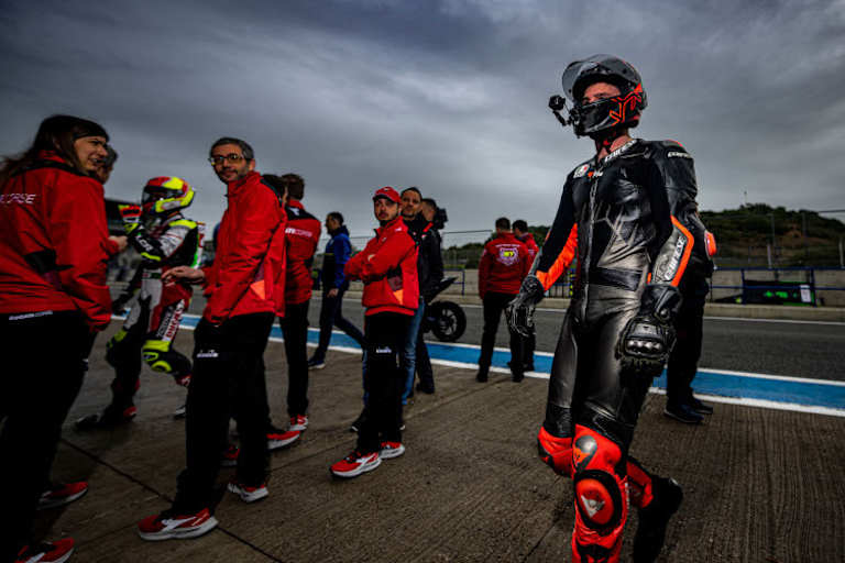 Die Ducati-Mitarbeiter sind in der Boxengasse ständig präsent (rechts Luca Salvadori)