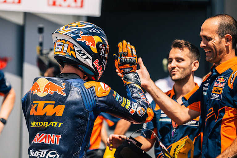 Pedro Acosta jubelt auch in der Moto2 bereits regelmäßig