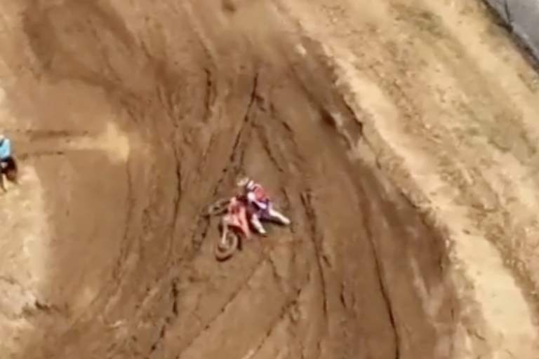 WM Leader Andrea Adamo stürzte und betrieb auf P10 Schadensbegrenzung