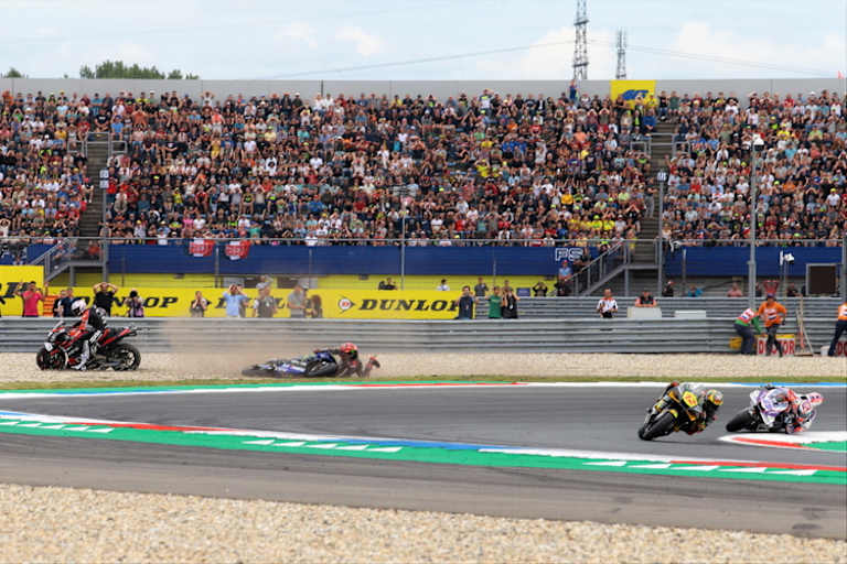 Am Anfang musste Aleix Espargaró durch das Kiesbett ausweichen