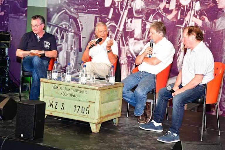 Im Deutschen Enduro-Museum: Giacomo Agostini neben Martin Wimmer