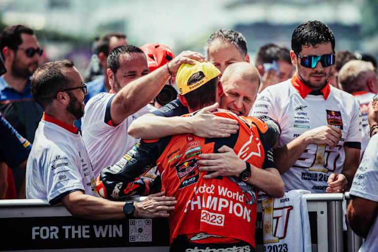 Emotionale Szenen: Aki Ajo umarmt seinen Schützling im Parc Fermé