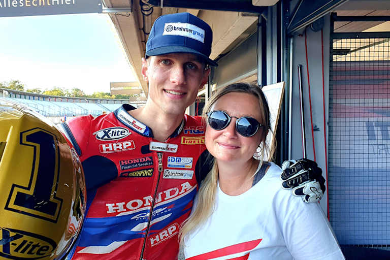 Jede Umarmung tröstet. Jessica Langstädtler mit Florian Alt