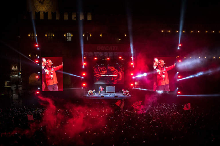 Die Ducatisti ließen Bagnaia unter anderem in Bologna hochleben