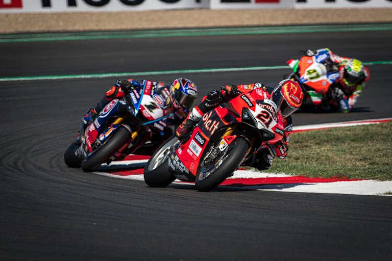 Rinaldi vor dem späteren Sieger Toprak Razgatlioglu (Yamaha)