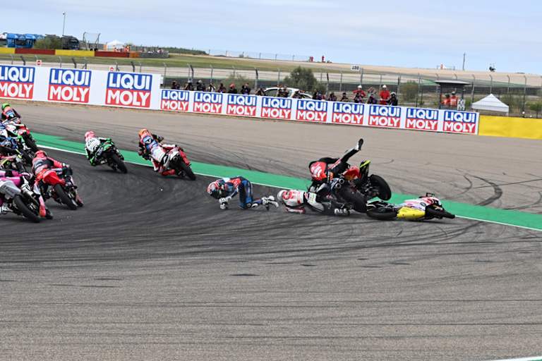 Whatley, Fellon, Carraro stürzen in der ersten Kurve