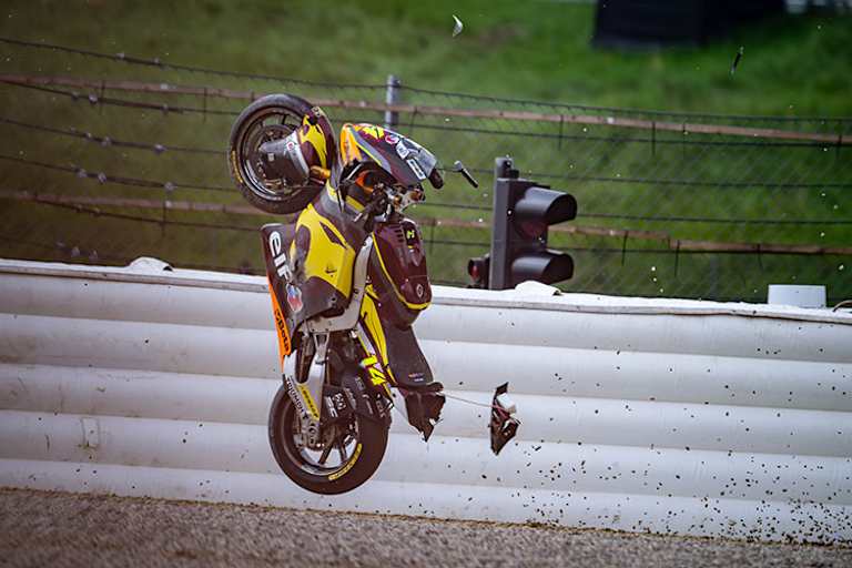 Moto2-Titelanwärter Tony Arbolino stürzte im Samstag-Training schwer