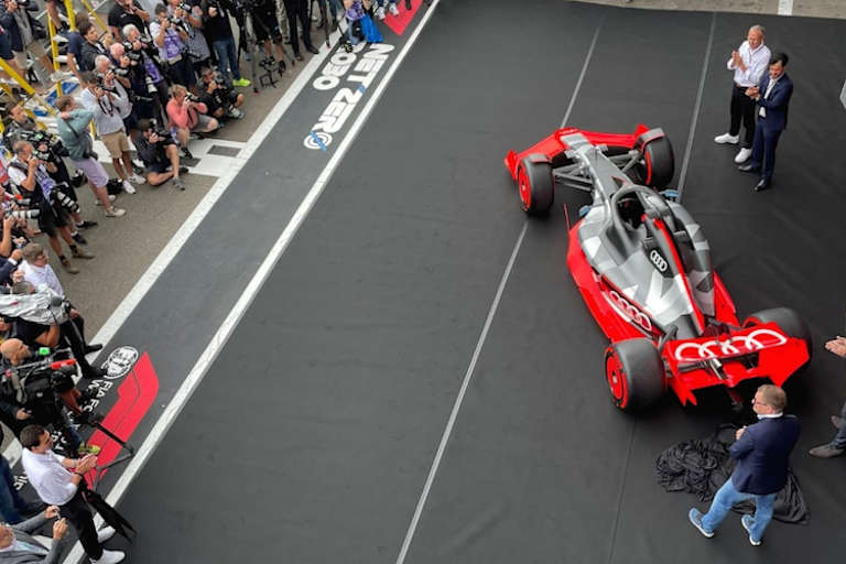 Nach der Pressekonferenz wurde ein Showcar im Audi-Look enthüllt