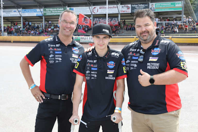 Erik Bachhuber (Mitte) verlängerte seinen Vertrag