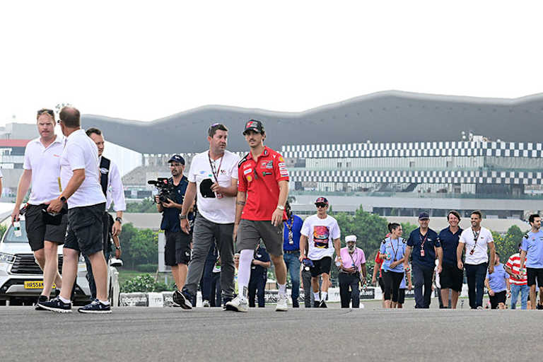 Streckenbesichtigung: Bagnaia mit Safety Officer Tomé Alonso, dahinter Marc Márquez