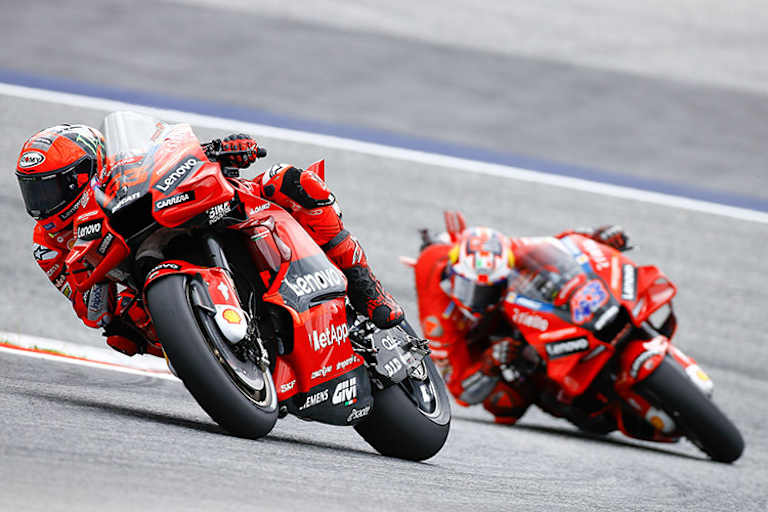 Jack Miller (hinten) ließ Pecco Bagnaia lange nicht aus den Augen