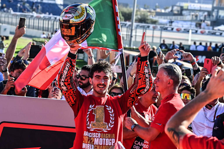 «Pecco» Bagnaia bejubelt seinen ersten MotoGP-Titel