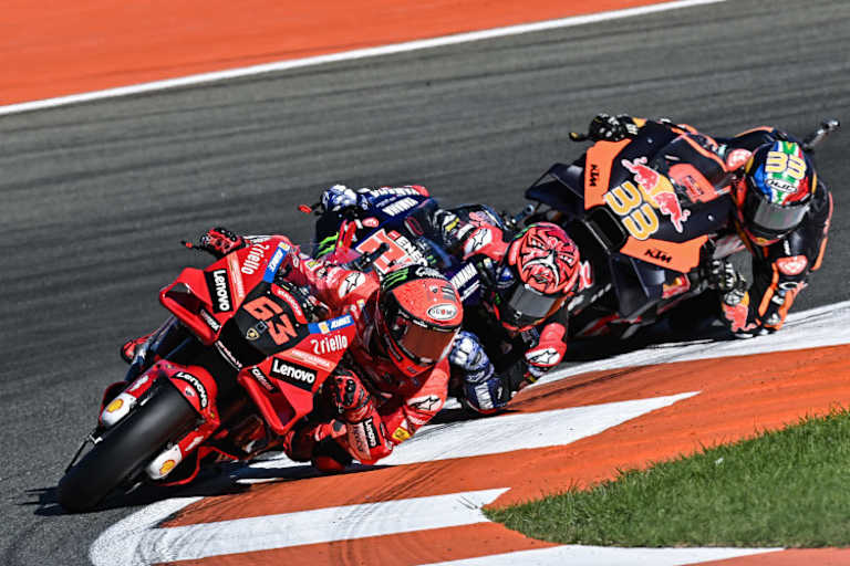 Weltmeister Bagnaia (Ducati) vor Quartararo (Yamaha) und Brad Binder (KTM)