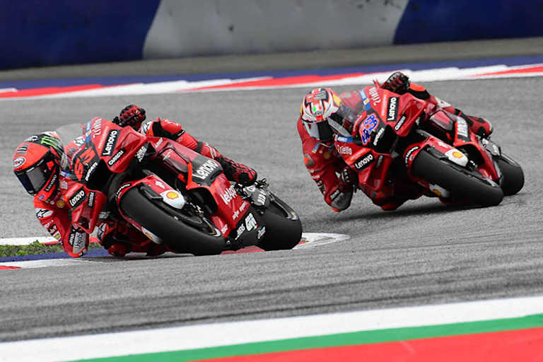 Sieger Pecco Bagnaia (63) führt hier noch vor Jack Miller (43)