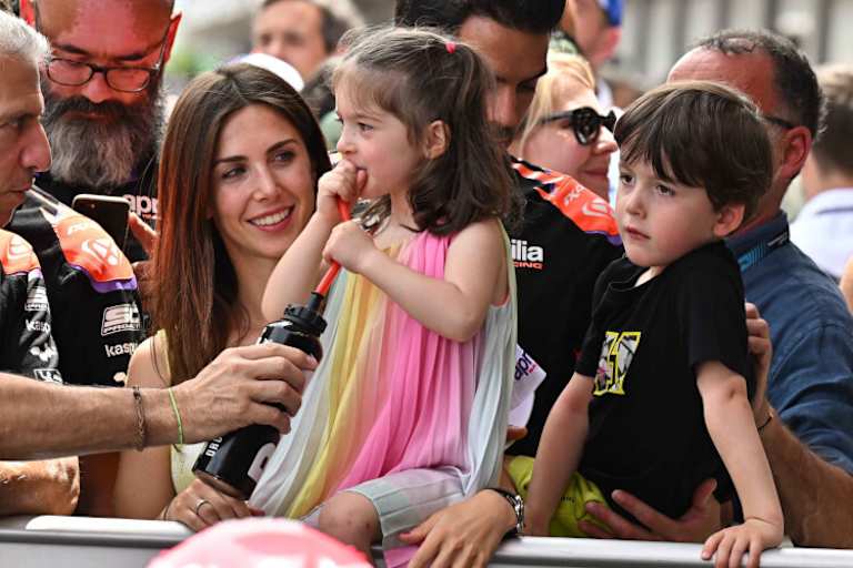 Laura, Mia und Max Espargaró warten im Parc Fermé auf Papa Aleix