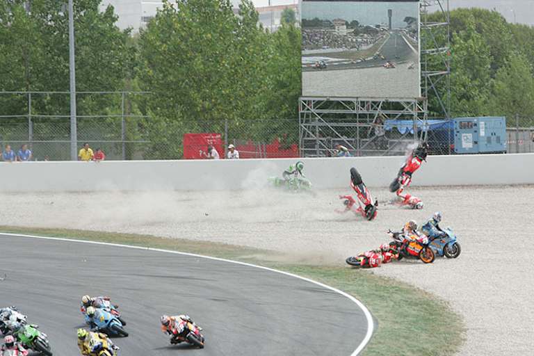 Das sah eher nach Massensturz aus: Barcelona 2006 mit Gibernau, Capirossi, de Puniet, Hopkins, Pedrosa und Melandri