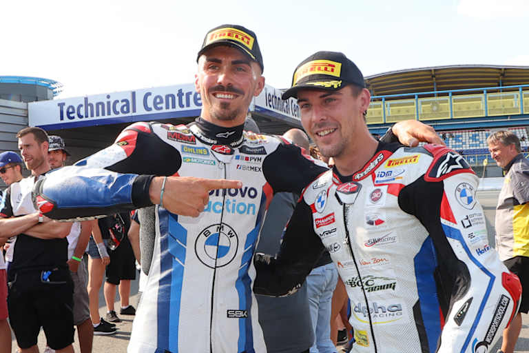 Loris Baz (li.) gratuliert Markus Reiterberger zum Titel