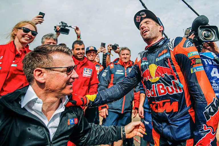 Pit Beirer (links) gratuliert Dakar-Sieger Kevin Benavides