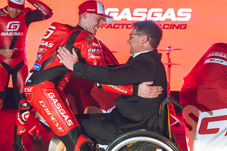 Pierer-Mobility-Motorsport-Direktor Pit Beirer mit Pol Espargaró