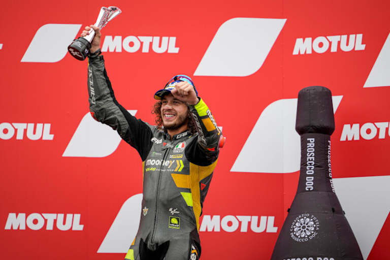 Marco Bezzecchi auf dem Podest der Dutch TT in Assen