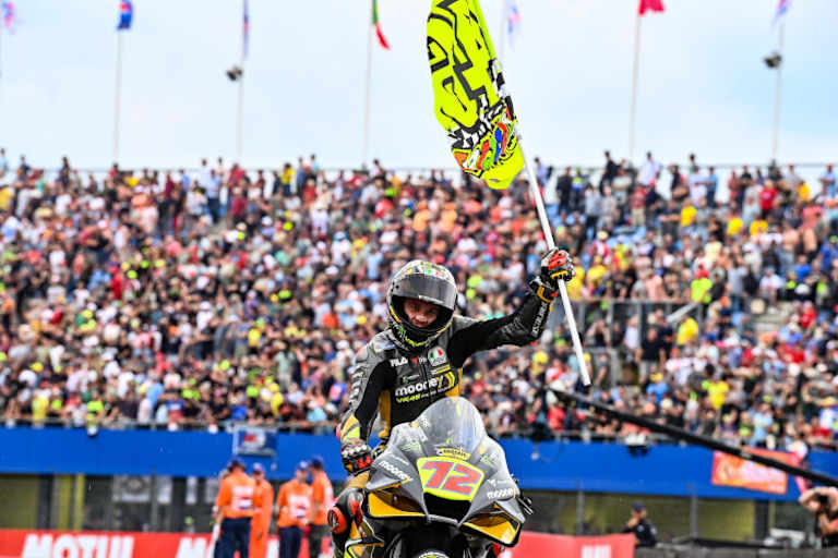 Marco Bezzecchi feierte sein erstes MotoGP-Podium mit 46-Flagge