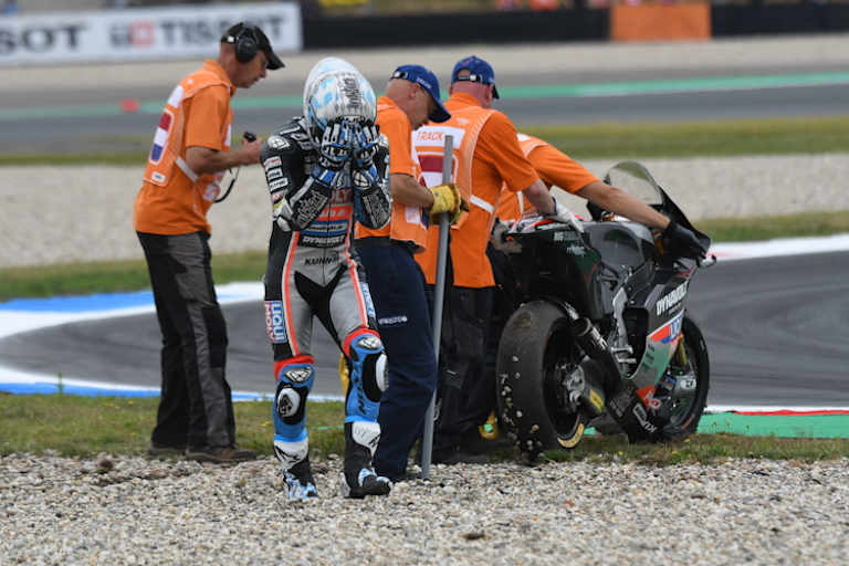 Marcel Schrötter stürzt in Assen in Kurve 5